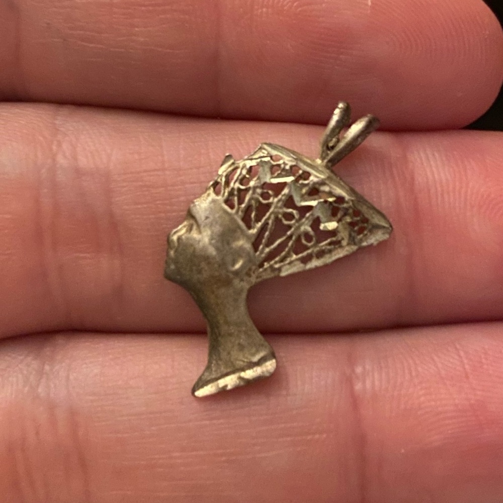 VINTAGE 14K GOLD EGYPTIAN QUEEN NEFERTITI CHARM / PENDANT